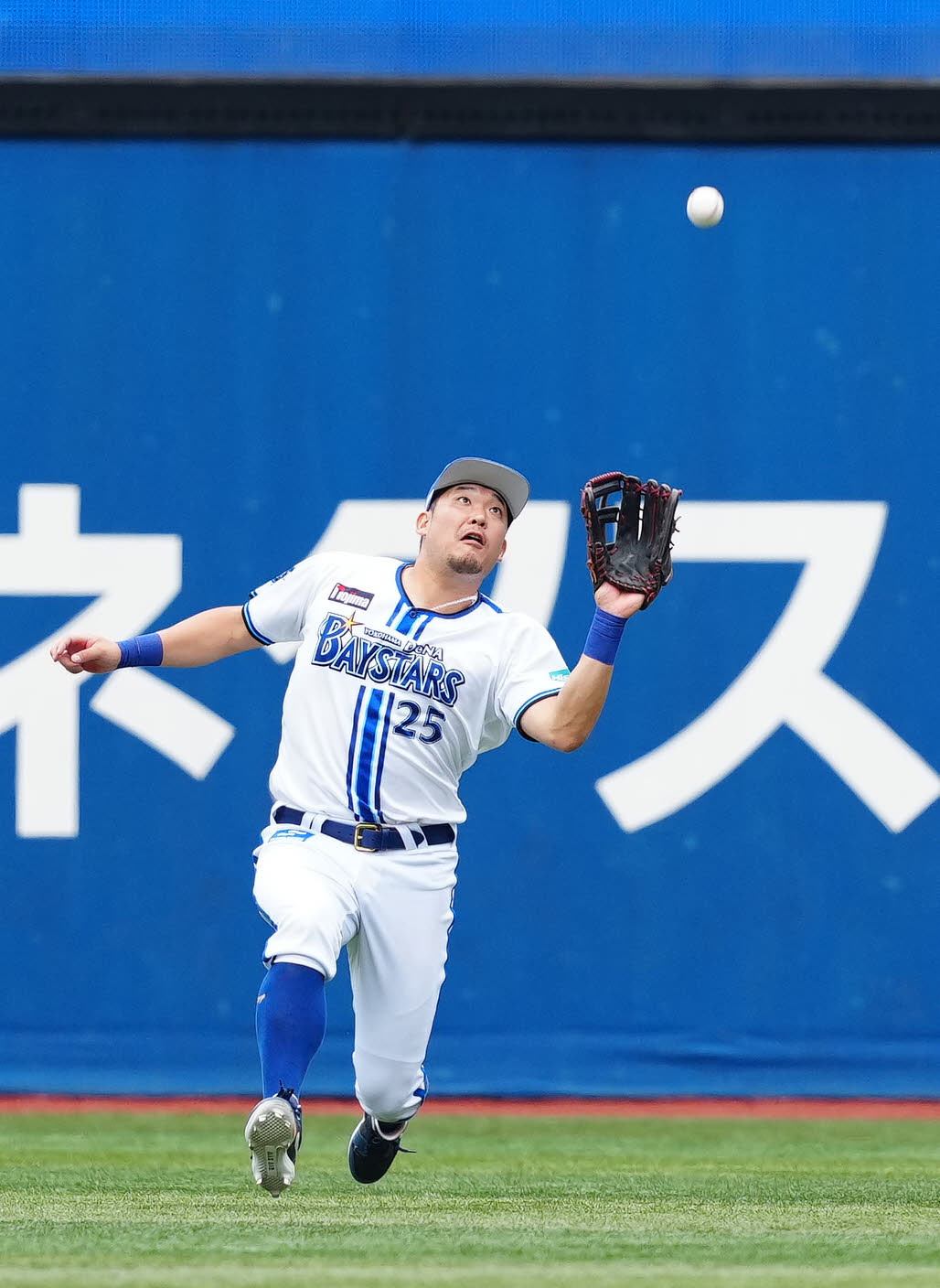 DeNA対中日　6回表中日無死、右飛となった細川の打球を捕球する右翼手筒香（撮影・江口和貴）