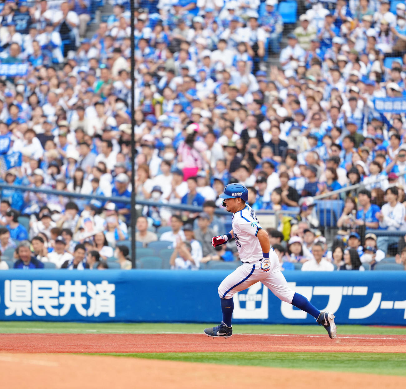 DeNA対中日　6回裏DeNA無死、二塁打を放つ筒香（撮影・江口和貴）
