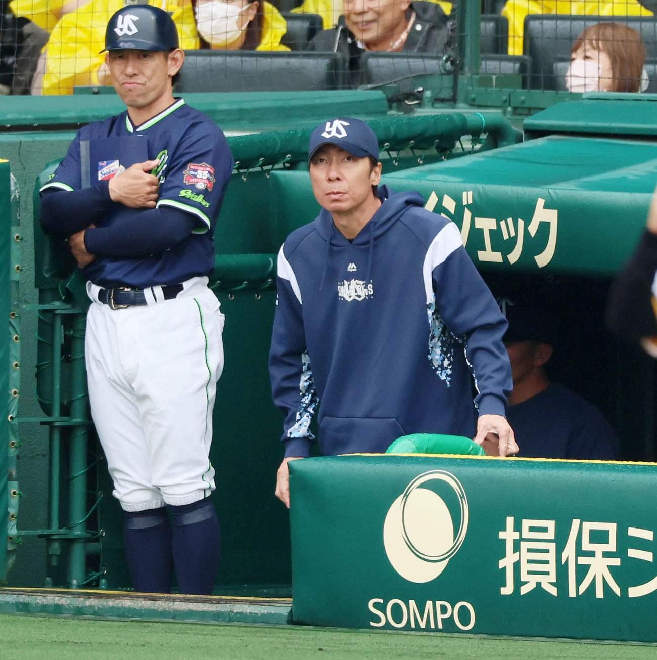 阪神対ヤクルト　4回裏阪神無死満塁、打者中野を迎え投手交代を告げる高津監督（撮影・加藤哉）