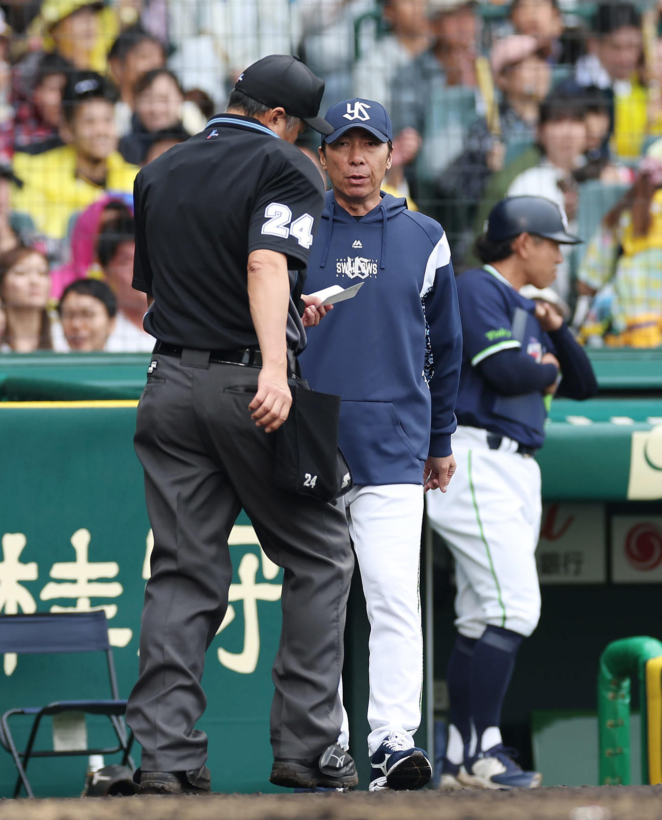 阪神対ヤクルト　4回裏阪神無死満塁、投手交代を告げる高津監督（中央）（撮影・前田充）