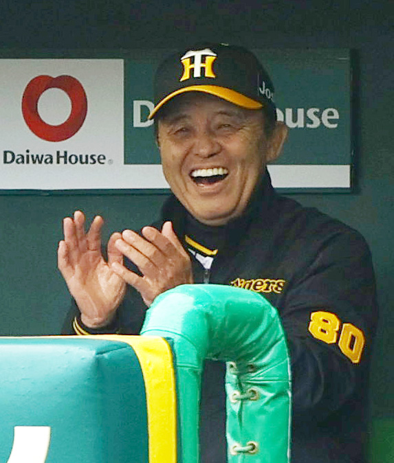 阪神対ヤクルト　4回裏阪神無死満塁、才木が押し出し四球を選び喜ぶ岡田監督。右は水口打撃コーチ（撮影・上山淳一）