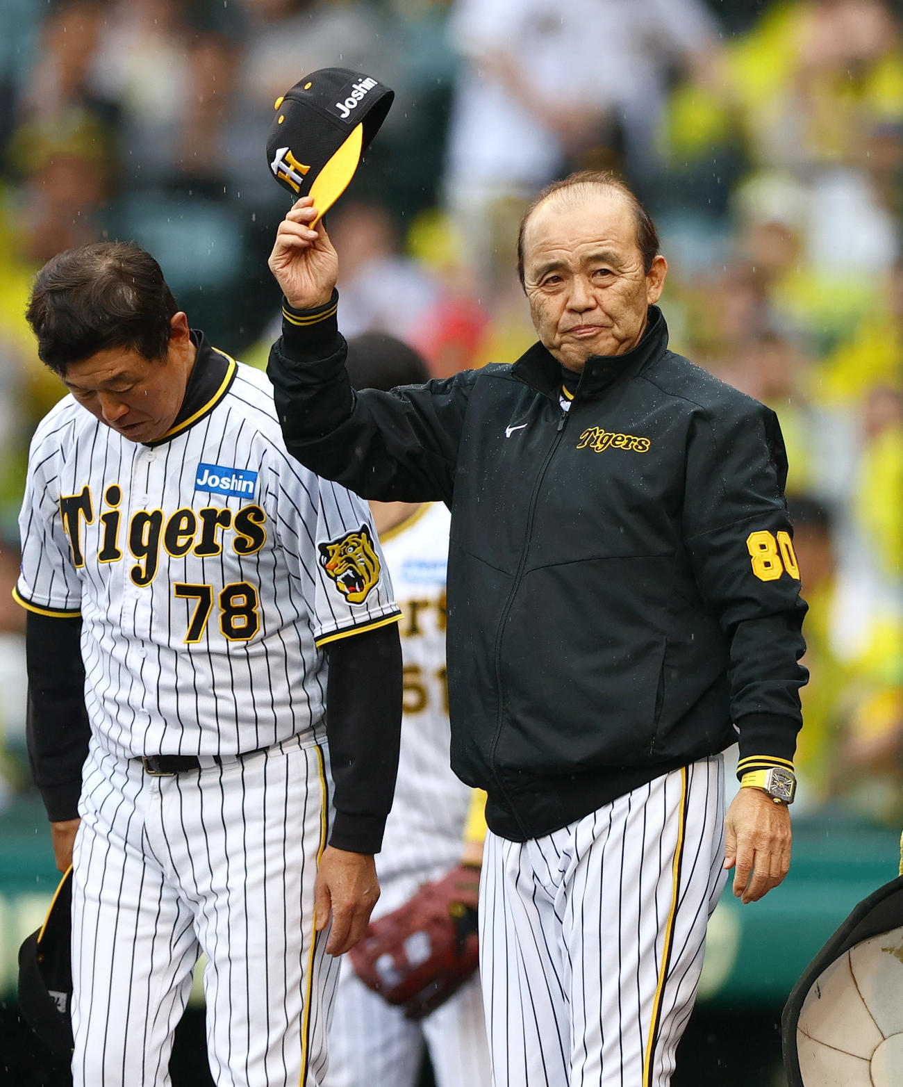 阪神対ヤクルト　ヤクルトに勝利した阪神岡田監督（右）はスタンドのファンにあいさつする。左は平田ヘッドコーチ（撮影・上山淳一）