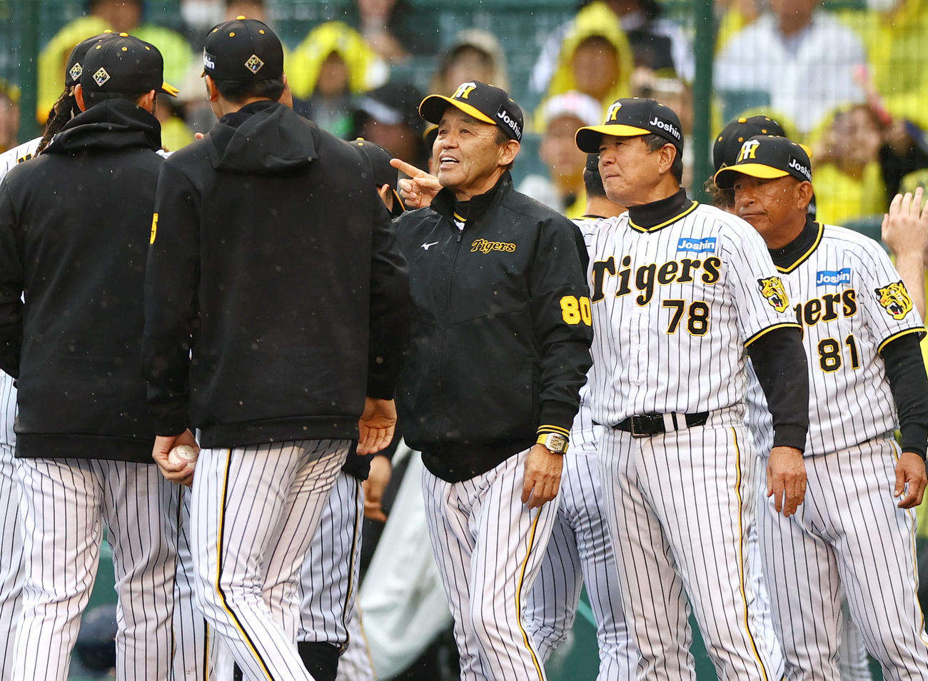 阪神対ヤクルト　阪神岡田監督はヤクルトに勝利し、ナインとタッチをかわす（撮影・上山淳一）