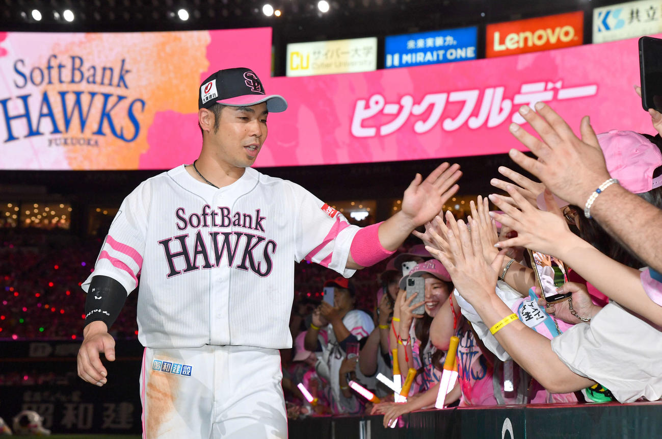 ソフトバンク対西武　西武にサヨナラ勝利し、ファンとタッチを交わす近藤（撮影・岩下翔太）