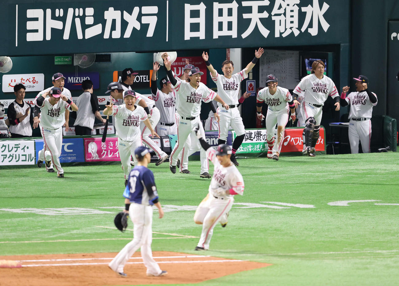ソフトバンク対西武　9回裏ソフトバンク1死一、二塁、近藤のサヨナラ二塁打に歓喜するソフトバンクナイン（撮影・梅根麻紀）