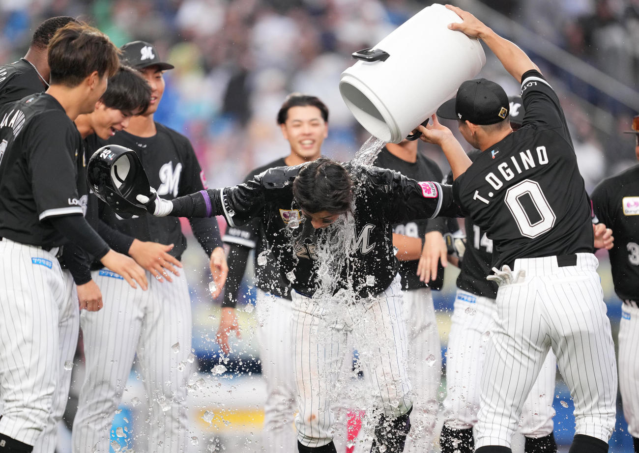 ロッテ対日本ハム　9回裏ロッテ1死、左越えにサヨナラの本塁打を放ち、手荒い祝福を受ける岡（中央）（撮影・菅敏）