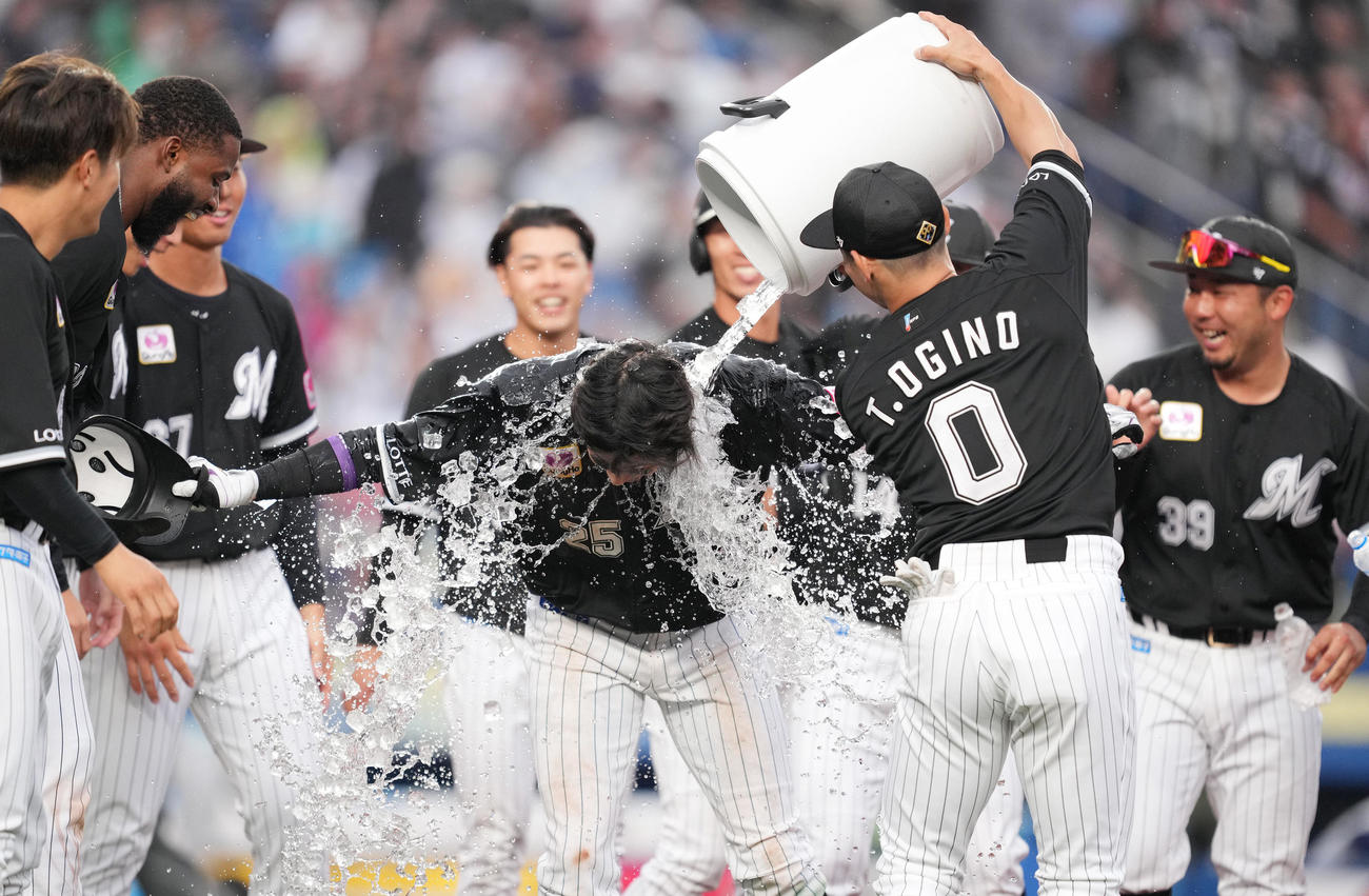 ロッテ対日本ハム　9回裏ロッテ1死、左越えにサヨナラの本塁打を放ち、手荒い祝福を受ける岡（中央）（撮影・菅敏）