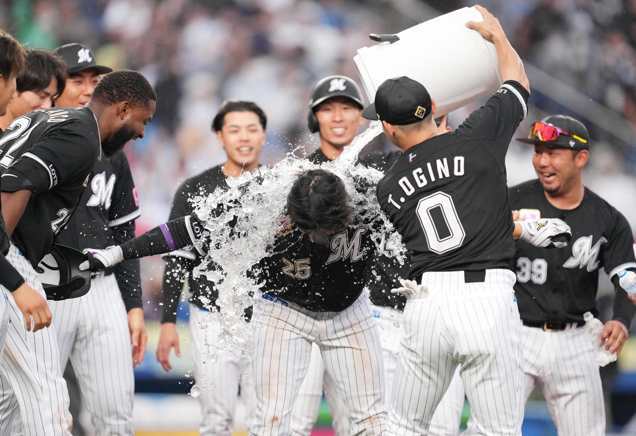 ロッテ対日本ハム　9回裏ロッテ1死、左越えにサヨナラの本塁打を放ち、手荒い祝福を受ける岡（中央）（撮影・菅敏）