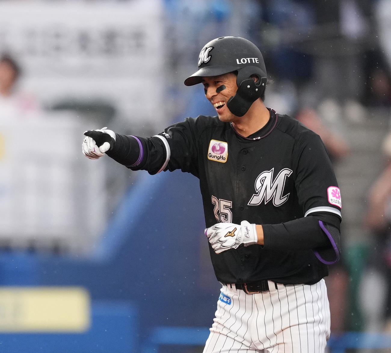 ロッテ対日本ハム　9回裏ロッテ1死、左越えにサヨナラの本塁打を放ち、笑顔でダイヤモンドを回る岡（撮影・菅敏）