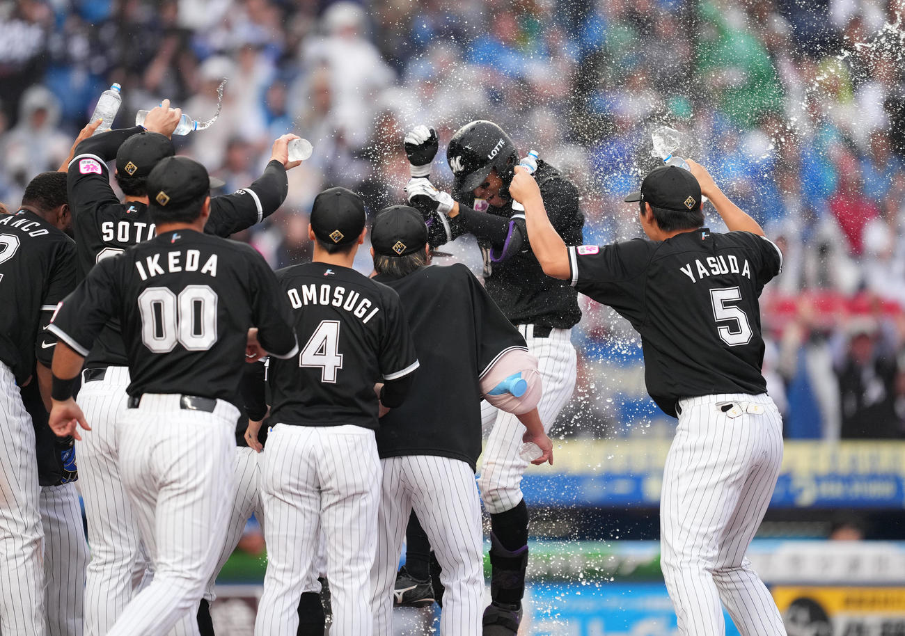 ロッテ対日本ハム　9回裏ロッテ1死、左越えにサヨナラの本塁打を放ち、歓喜の輪に入る岡（右から2人目）（撮影・菅敏）