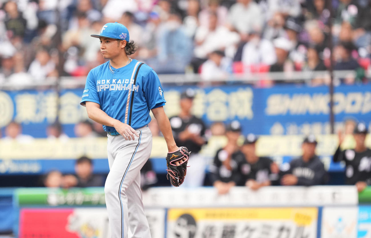 ロッテ対日本ハム　2回裏ロッテ2死満塁、高部に対し暴投し失点を許した伊藤は、喜ぶロッテナインを背に肩を落とす（撮影・菅敏）