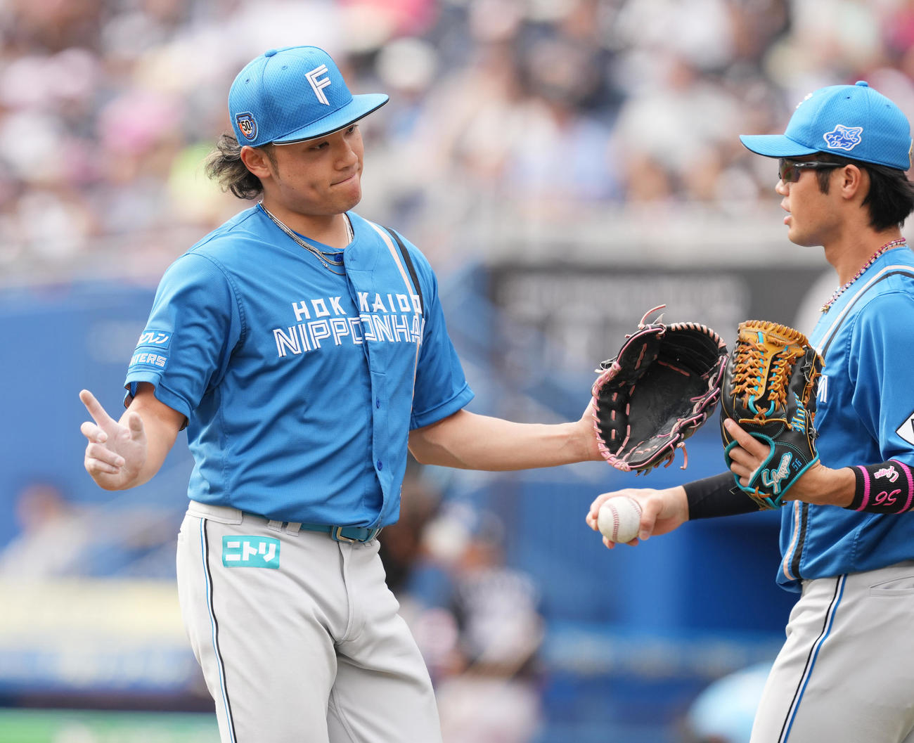 ロッテ対日本ハム　4回の投球を終え、ベンチに戻る伊藤（撮影・菅敏）