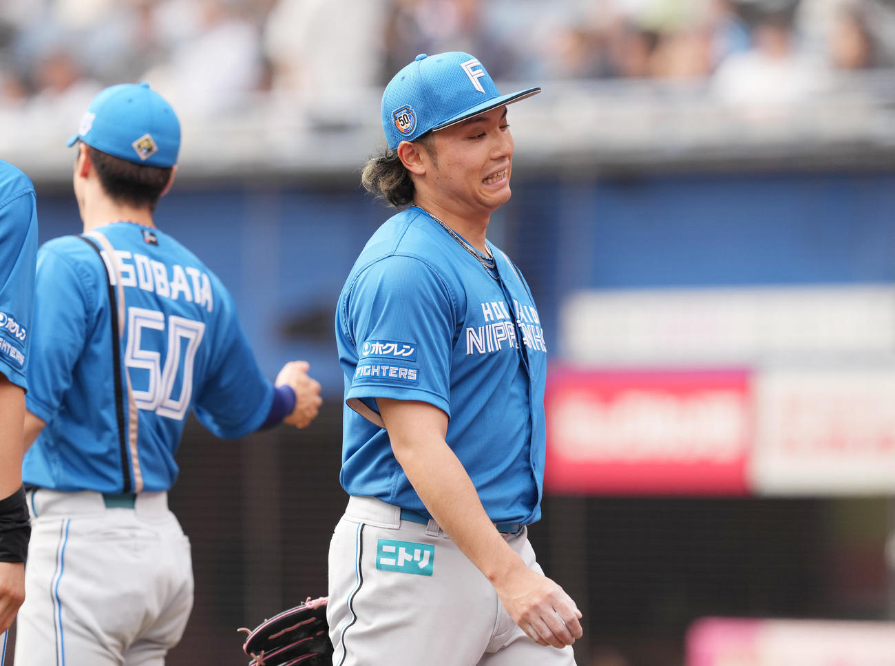 ロッテ対日本ハム　4回の投球を終え、ベンチに戻る伊藤（撮影・菅敏）