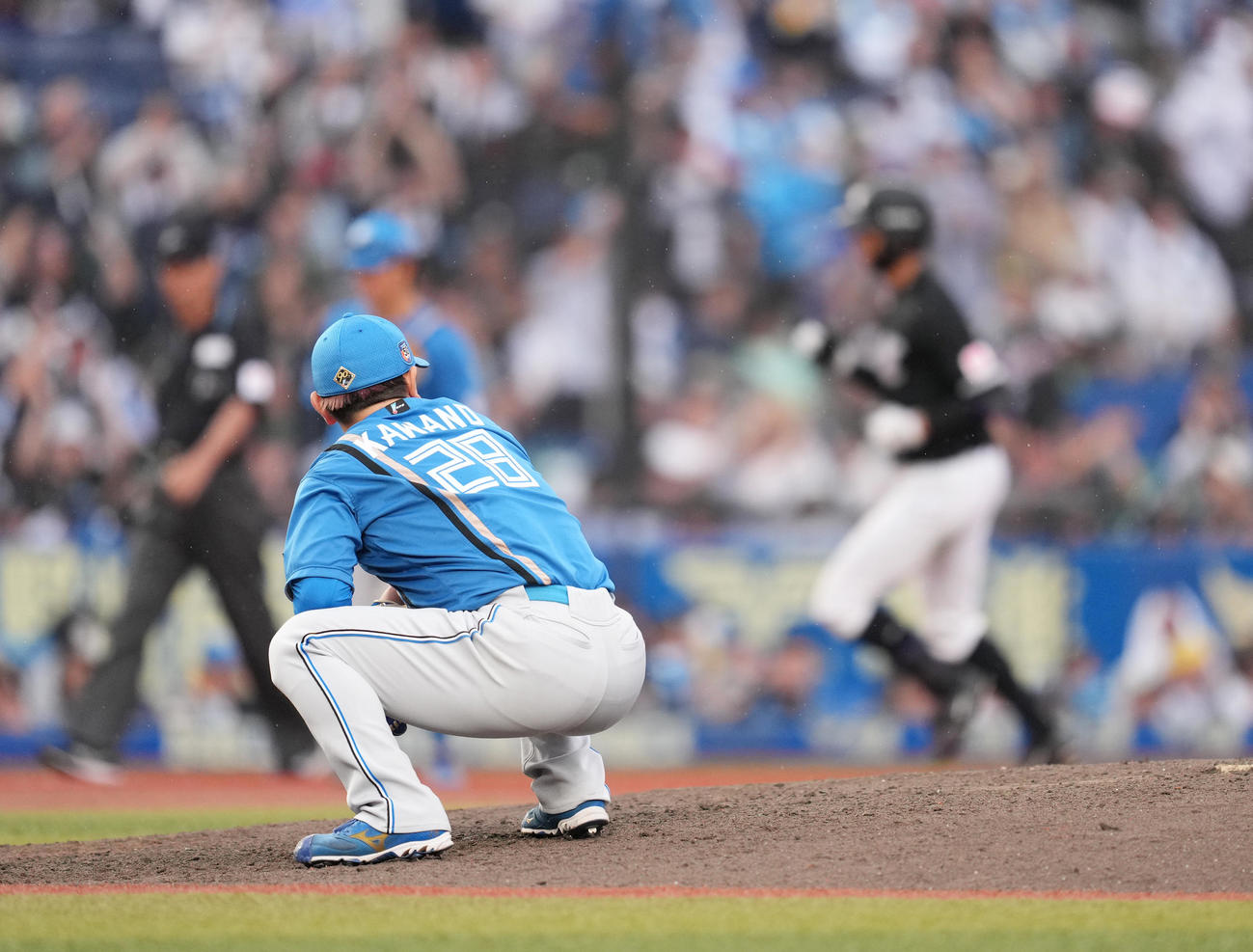 ロッテ対日本ハム　9回裏ロッテ1死、岡（後方）にサヨナラの本塁打を打たれ、座り込む河野（撮影・菅敏）