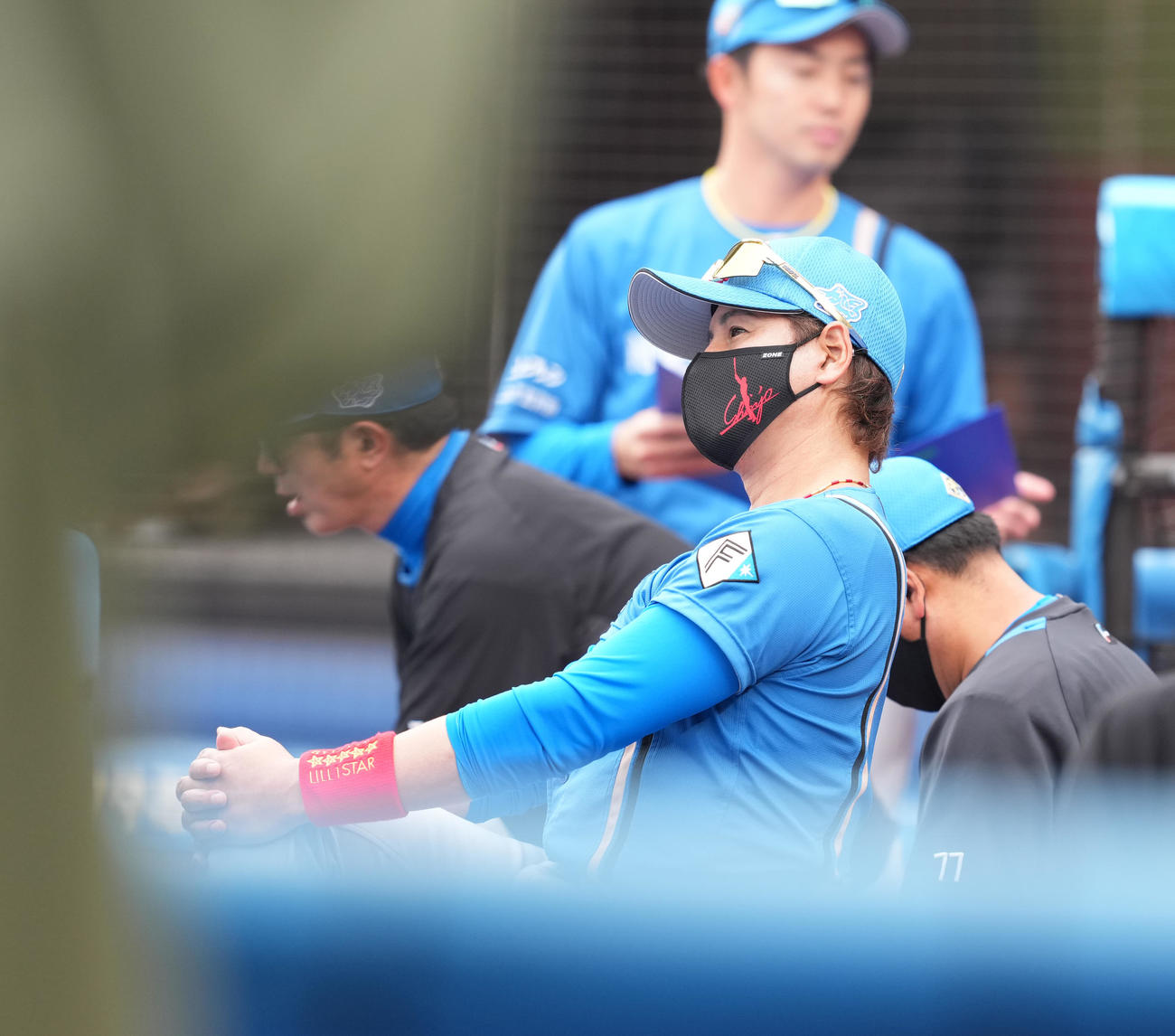 ロッテ対日本ハム　試合を見守る日本ハム新庄監督（撮影・菅敏）