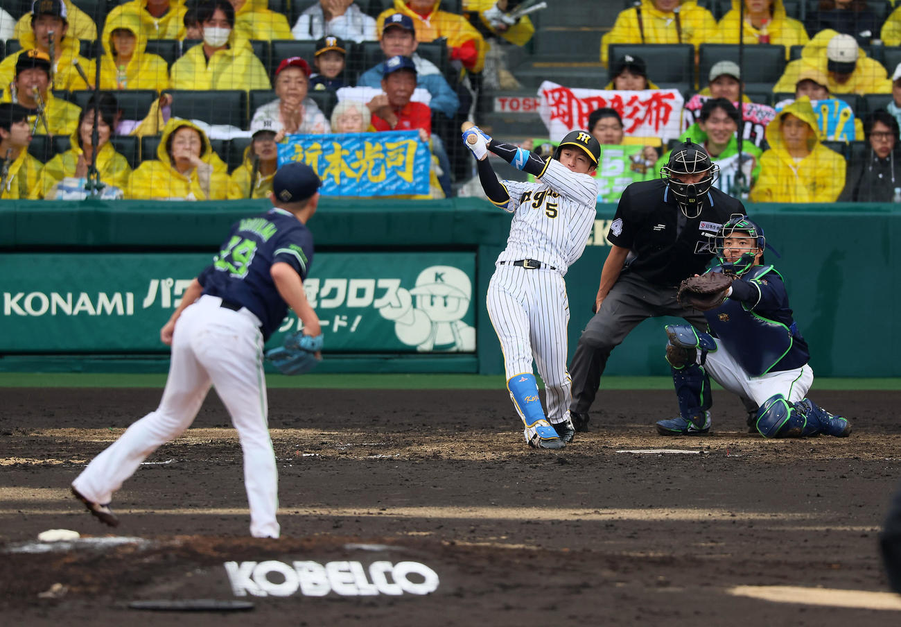 阪神対ヤクルト　4回裏阪神無死満塁、近本は右前適時打を放つ。投手は石川（撮影・加藤哉）