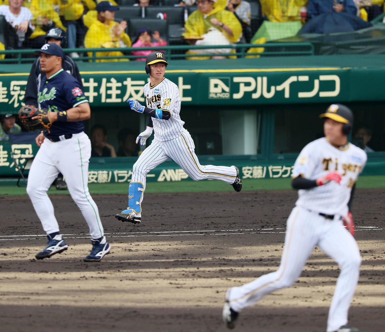阪神対ヤクルト　4回裏阪神無死満塁、近本（中央）は右前適時打を放つ（撮影・加藤哉）