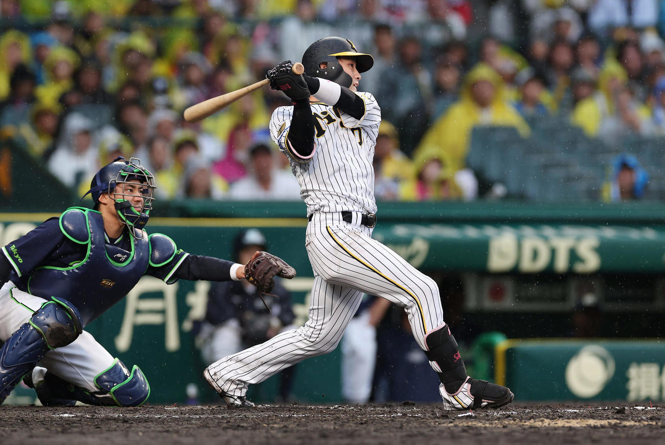 阪神対ヤクルト　8回裏阪神無死満塁、中越え2点適時二塁打を放つ木浪（撮影・前田充）