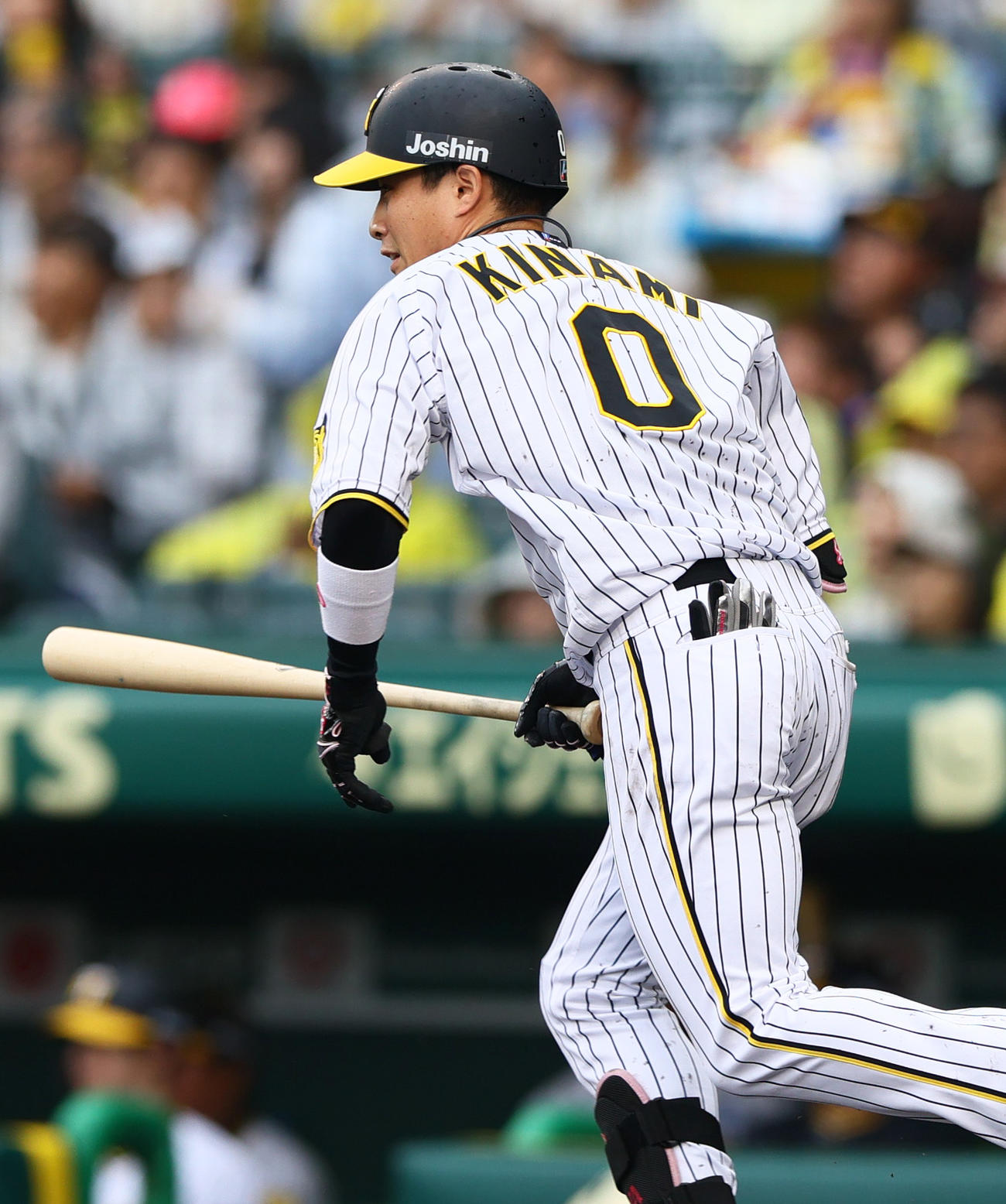 阪神対ヤクルト　4回裏阪神無死一、二塁、木浪は右前打を放つ（撮影・上山淳一）