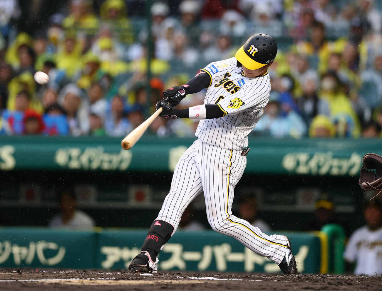 阪神対ヤクルト　8回裏阪神無死満塁、木浪聖也は中前2点適時二塁打を放つ（撮影・上山淳一）