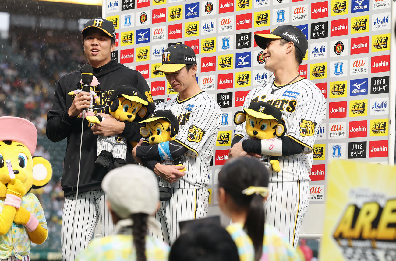 阪神対ヤクルト　ヒーローインタビューで子どもたち（手前）からの質問に笑顔で答える阪神才木（左）。中央は近本、右は木浪（撮影・前田充）