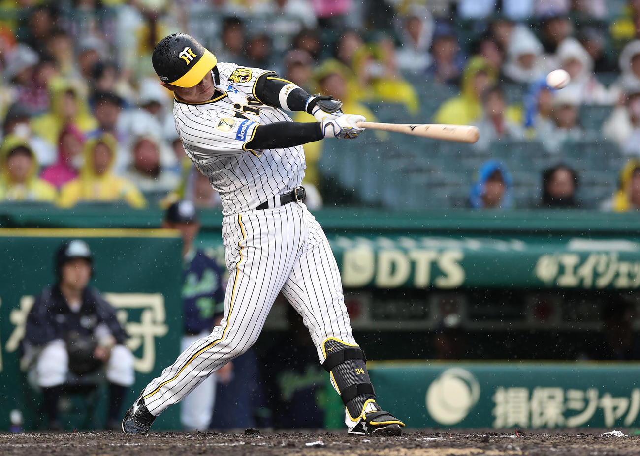 阪神対ヤクルト　8回裏阪神無死二、三塁、右前適時打を放つ原口（撮影・前田充）