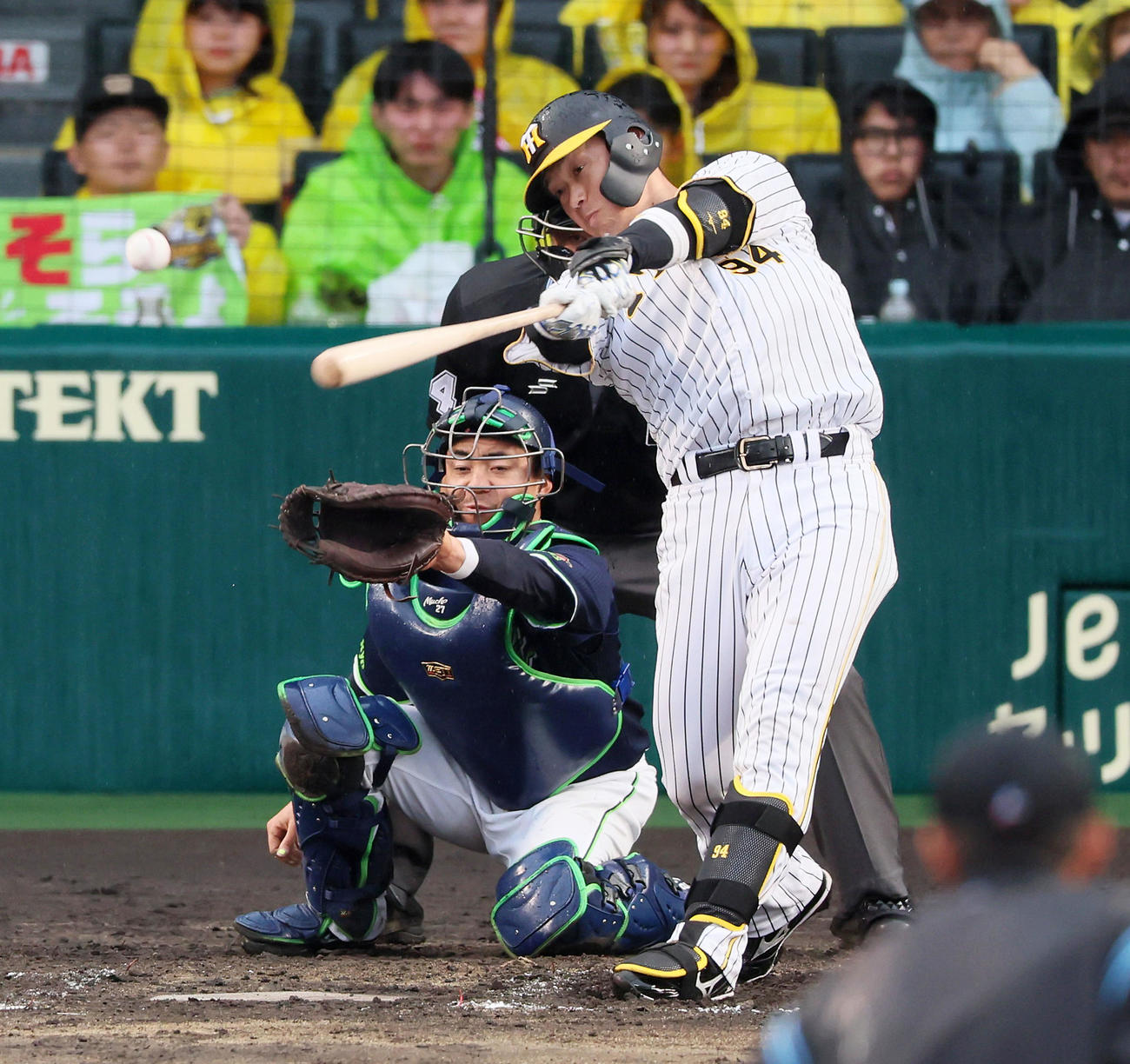 阪神対ヤクルト　8回裏阪神無死二、三塁、代打原口は右適時打を放つ（撮影・加藤哉）