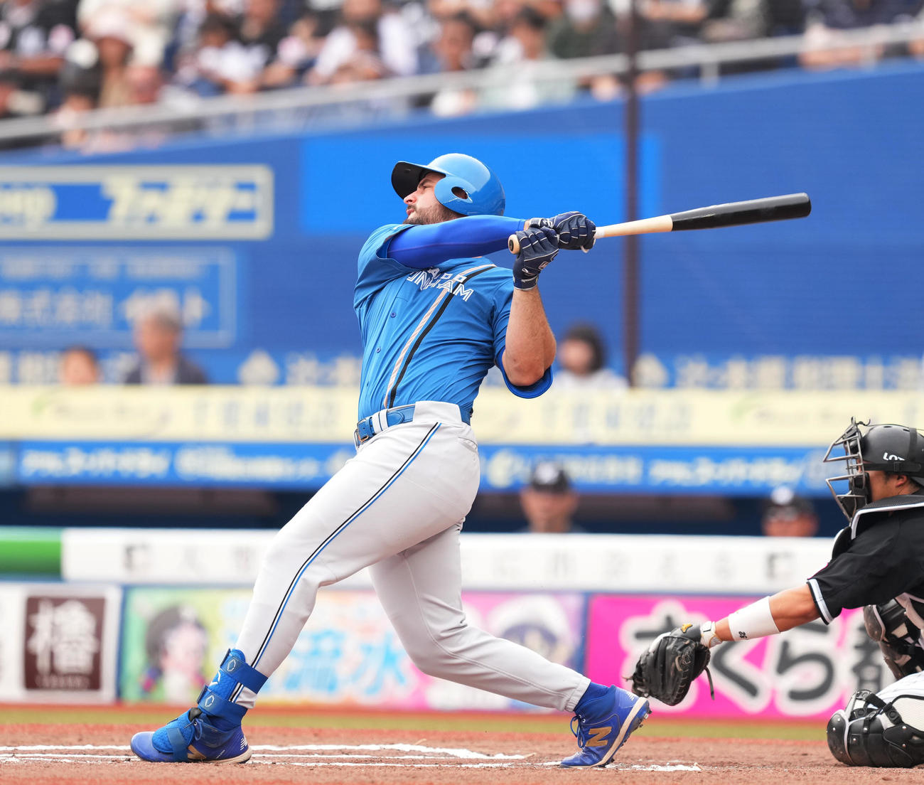 ロッテ対日本ハム　6回表日本ハム2死、右翼へ三塁打を放つマルティネス（撮影・菅敏）