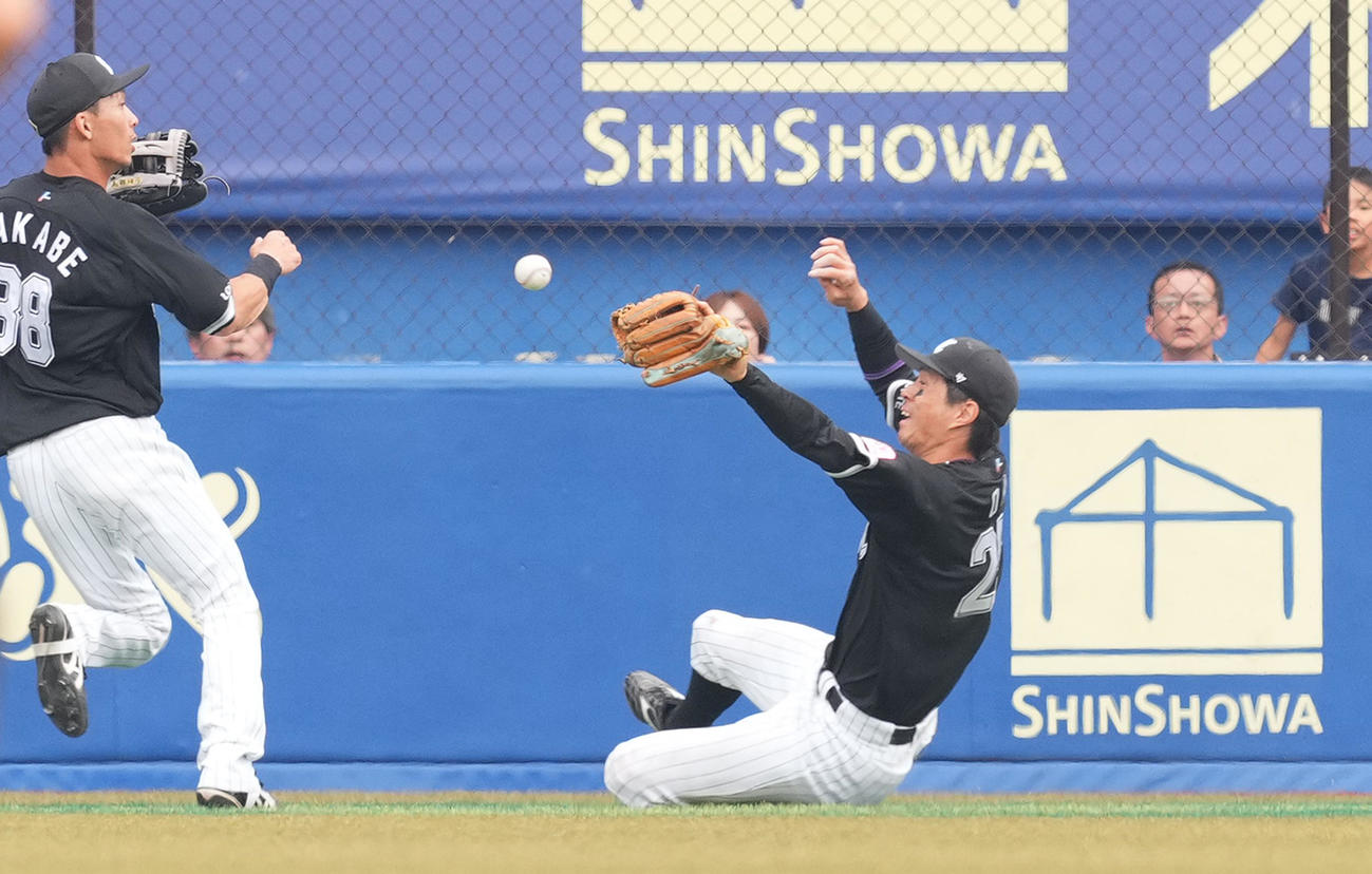 ロッテ対日本ハム　6回表日本ハム2死、マルティネスの打球を惜しくも捕れず三塁打とする岡（右）（撮影・菅敏）