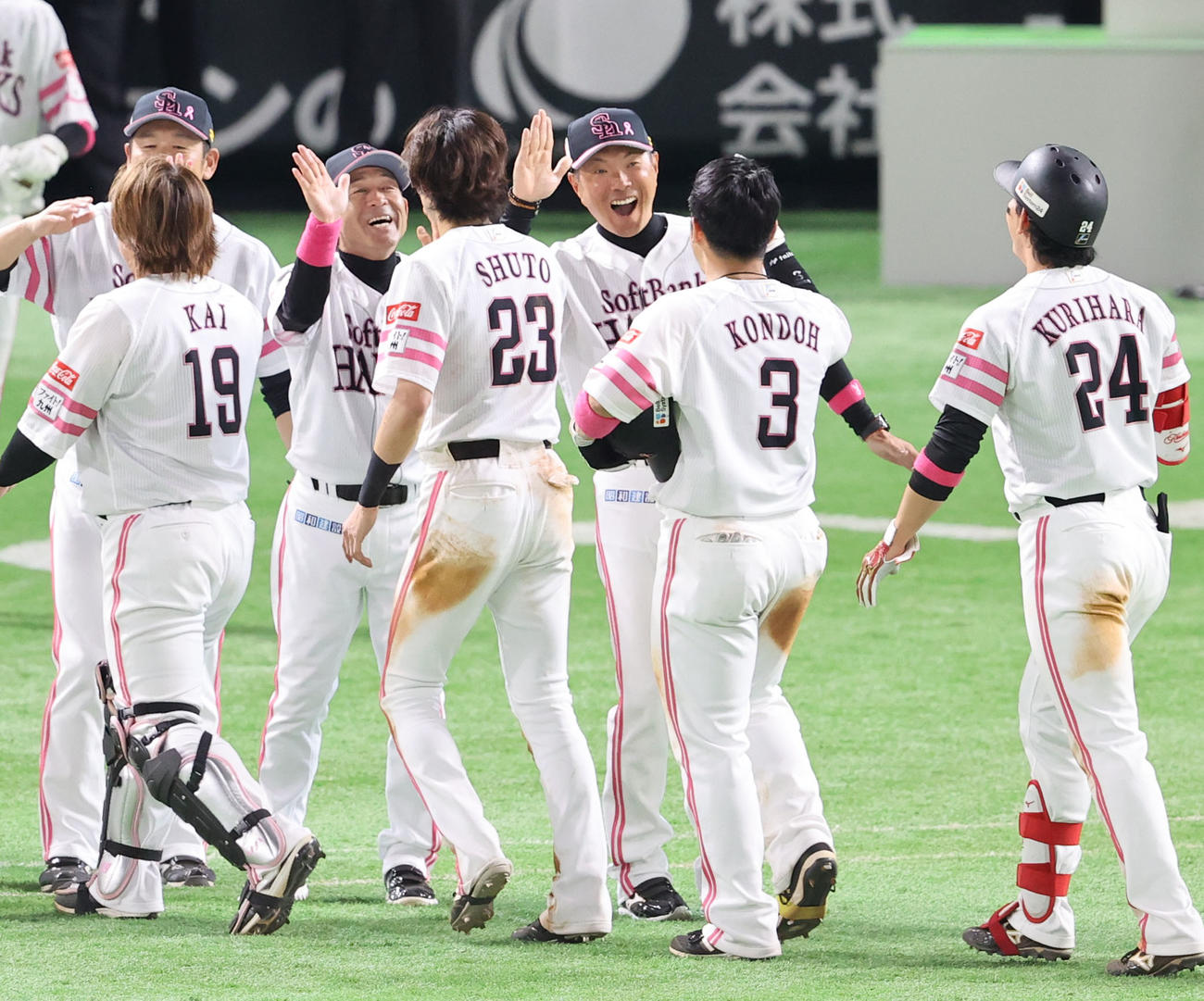 ソフトバンク対西武　サヨナラ二塁打を放った近藤（右から2人目）を満面の笑みで迎える小久保監督（撮影・梅根麻紀）
