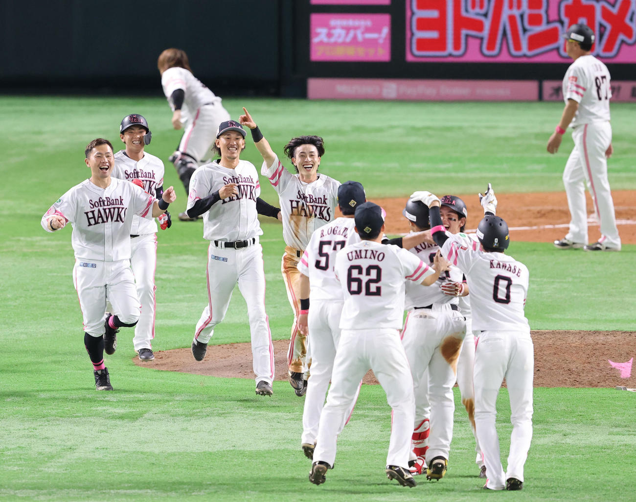 ソフトバンク対西武　9回裏ソフトバンク1死一、二塁、サヨナラとなる右越え適時二塁打を放った近藤に駆け寄るソフトバンクナイン（撮影・梅根麻紀）