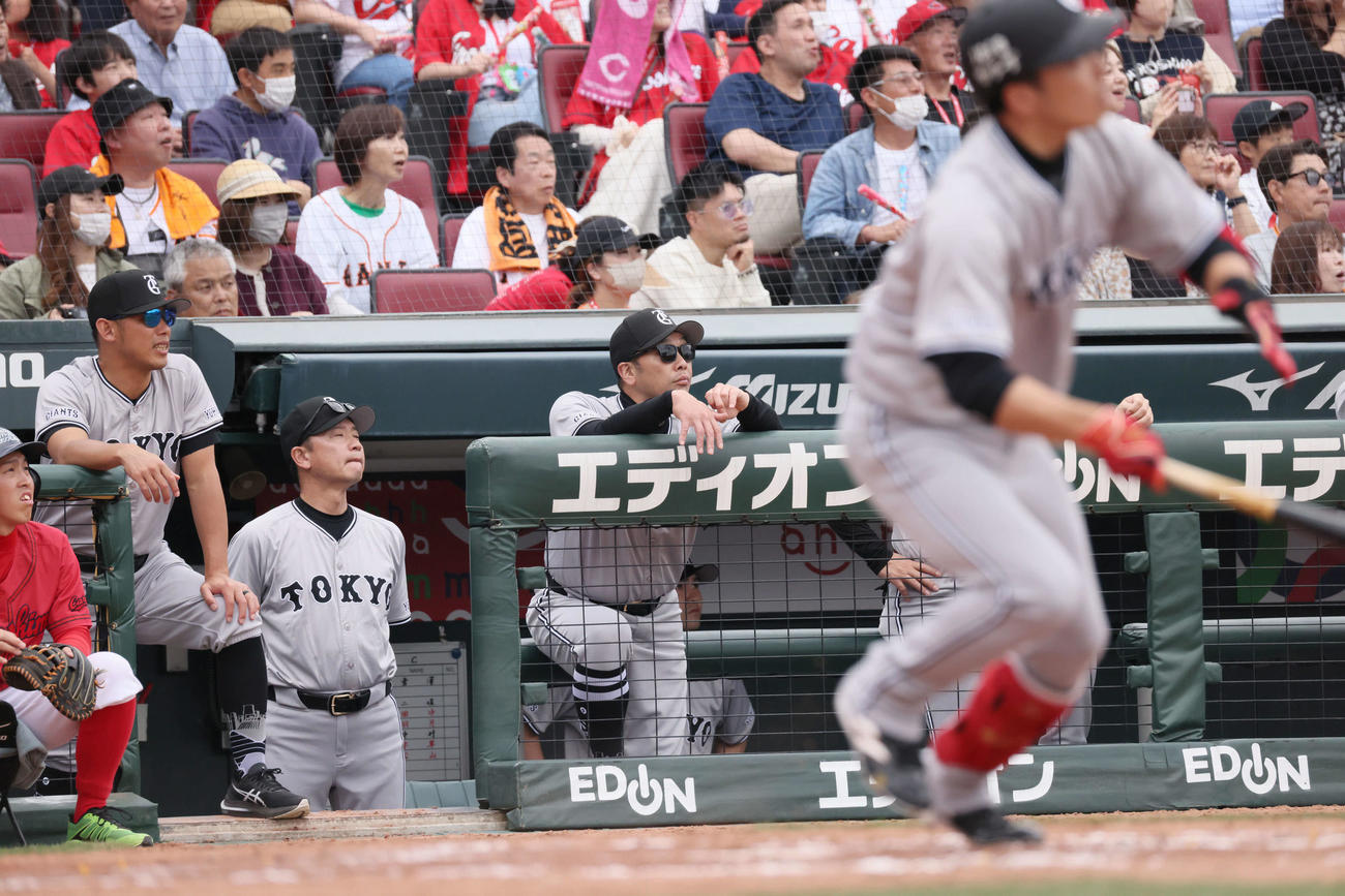 広島対巨人　広島戦3連敗の阿部監督（中央）（撮影・加藤孝規）