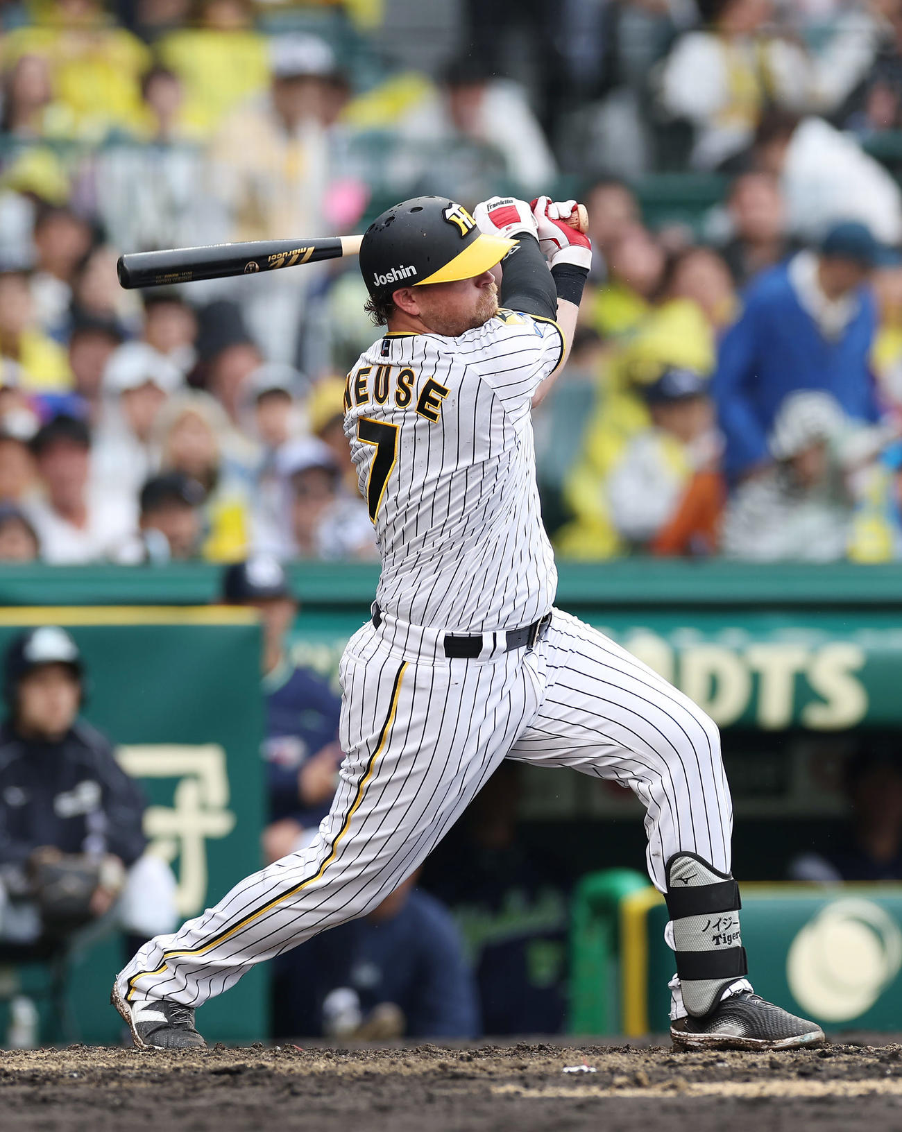 阪神対ヤクルト　4回裏阪神無死、中前打を放つノイジー（撮影・前田充）