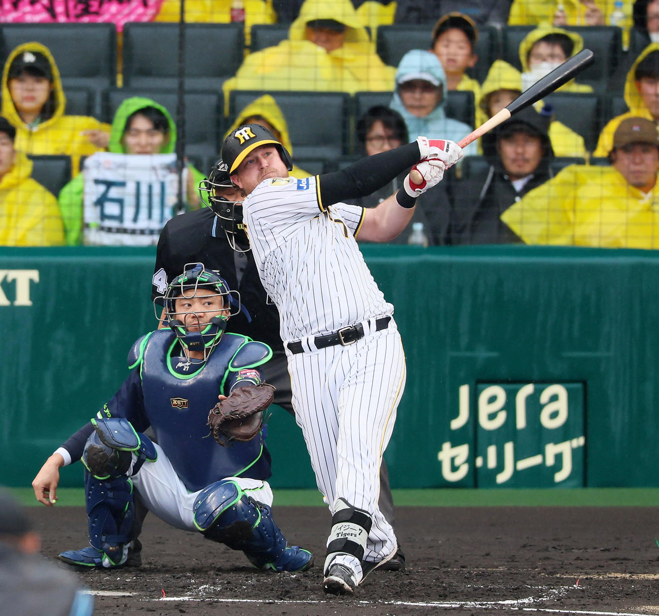 阪神対ヤクルト　2回裏阪神無死一塁、ノイジーは左二塁打を放つ（撮影・加藤哉）