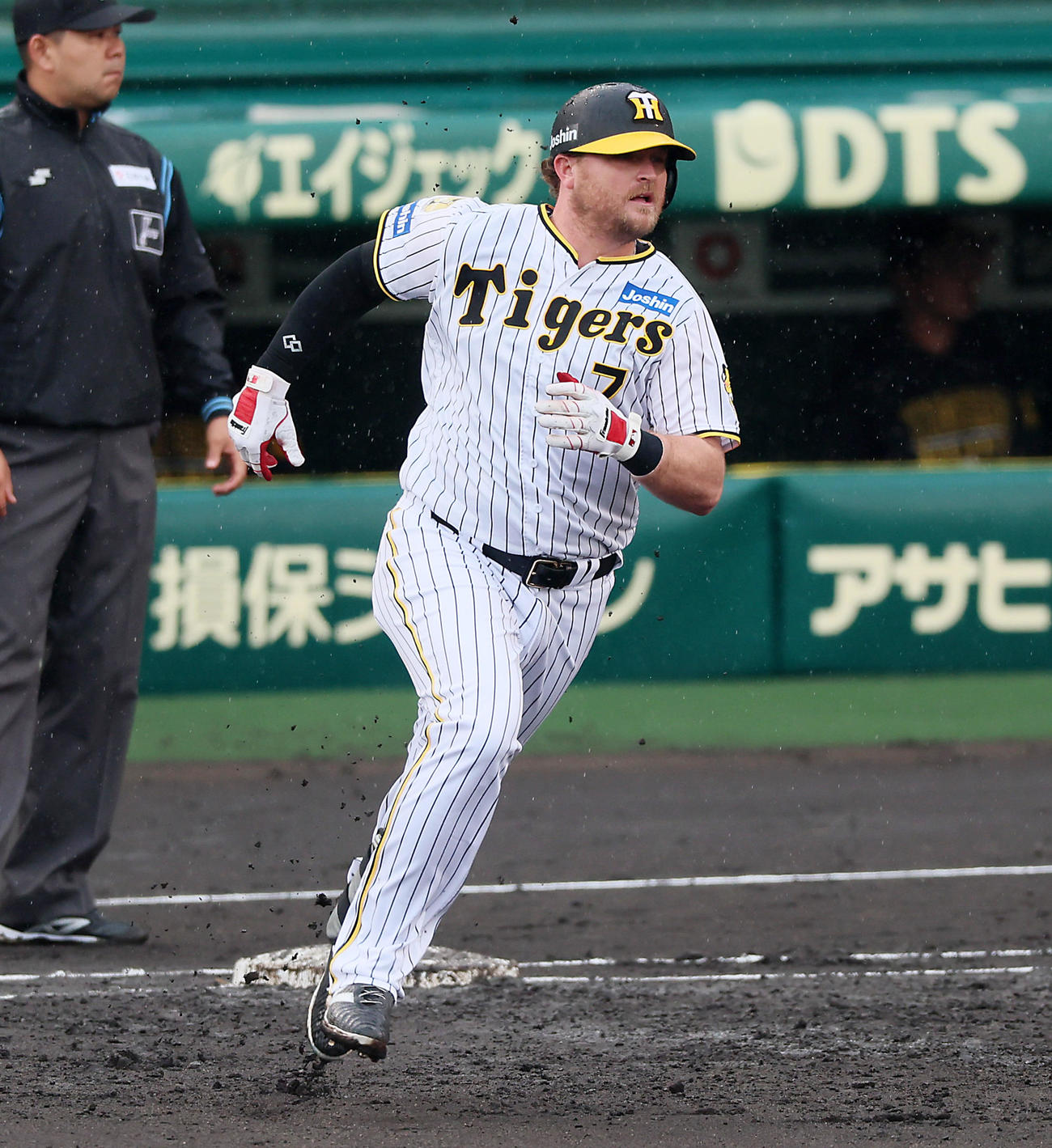 阪神対ヤクルト　2回裏阪神無死一塁、ノイジーは左二塁打を放つ（撮影・加藤哉）