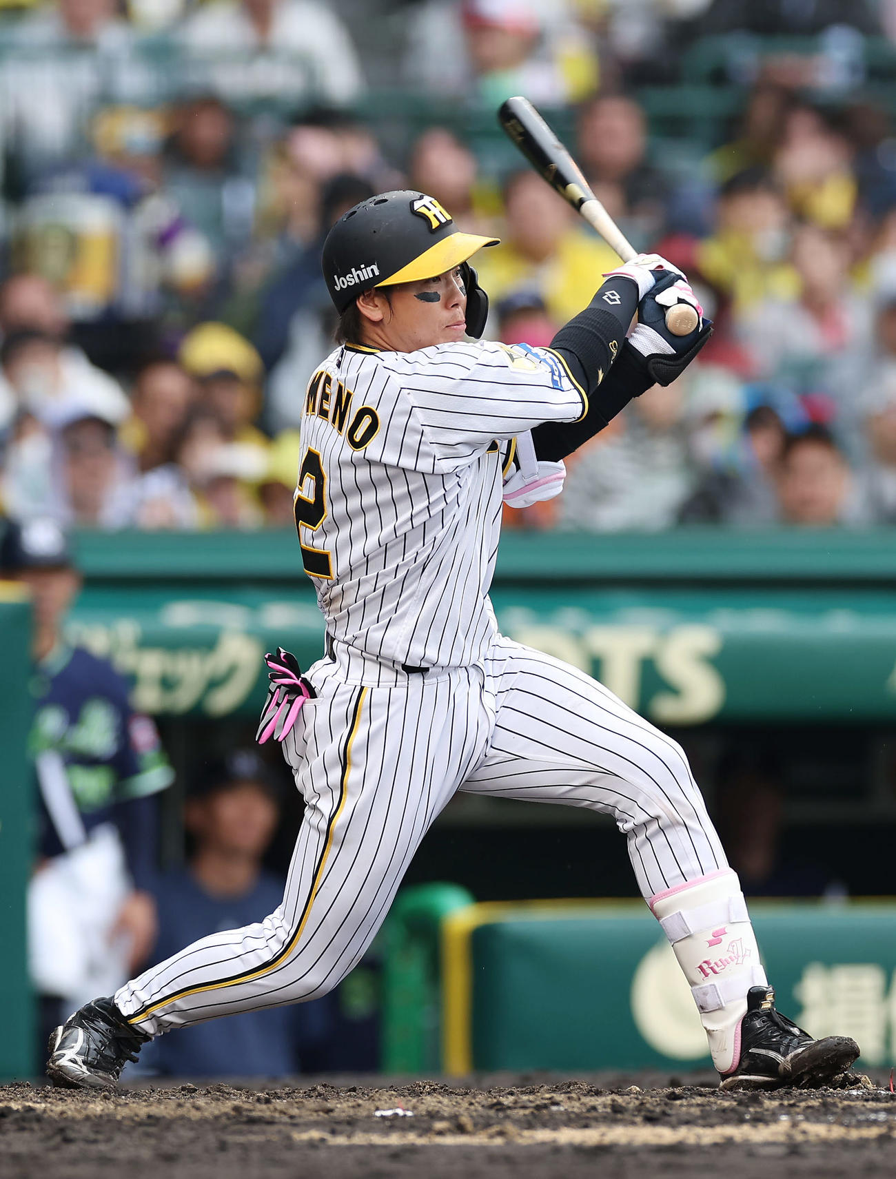 阪神対ヤクルト　4回裏阪神無死一塁、中前打を放つ梅野（撮影・前田充）