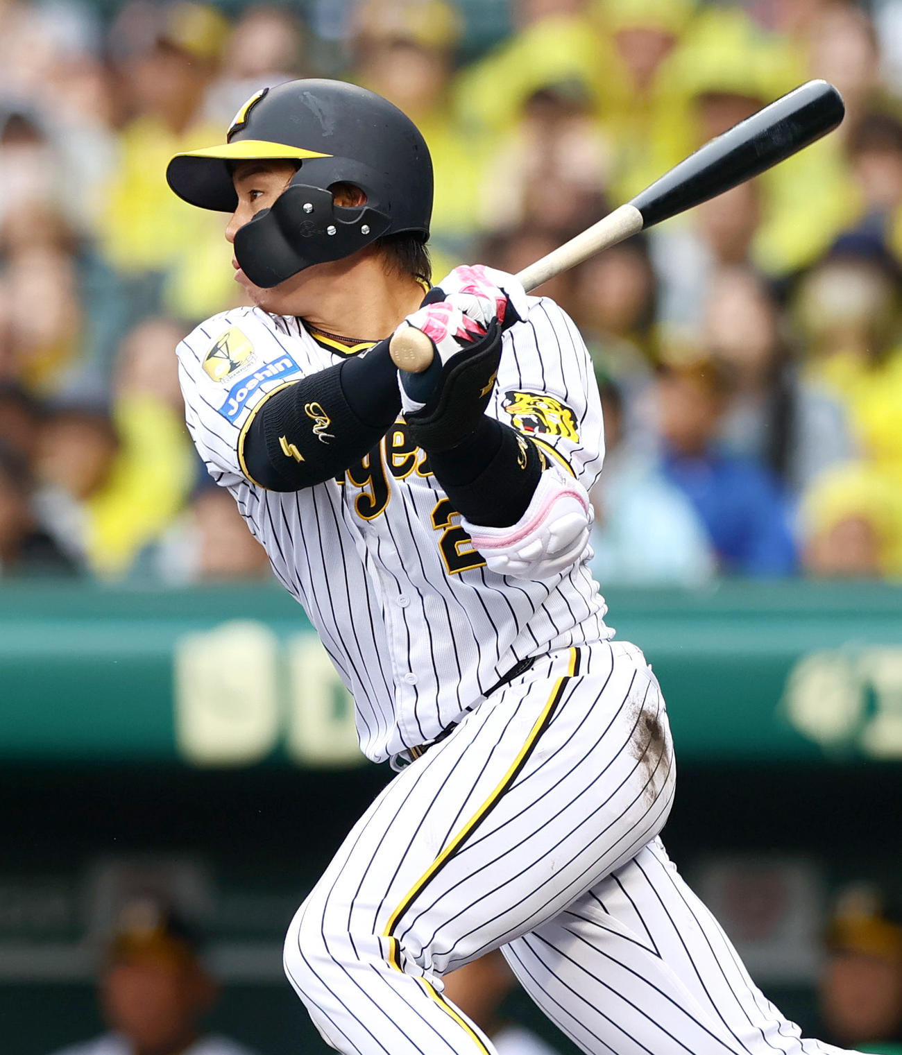 阪神対ヤクルト　4回裏阪神無死一塁、梅野は中前打を放つ（撮影・上山淳一）