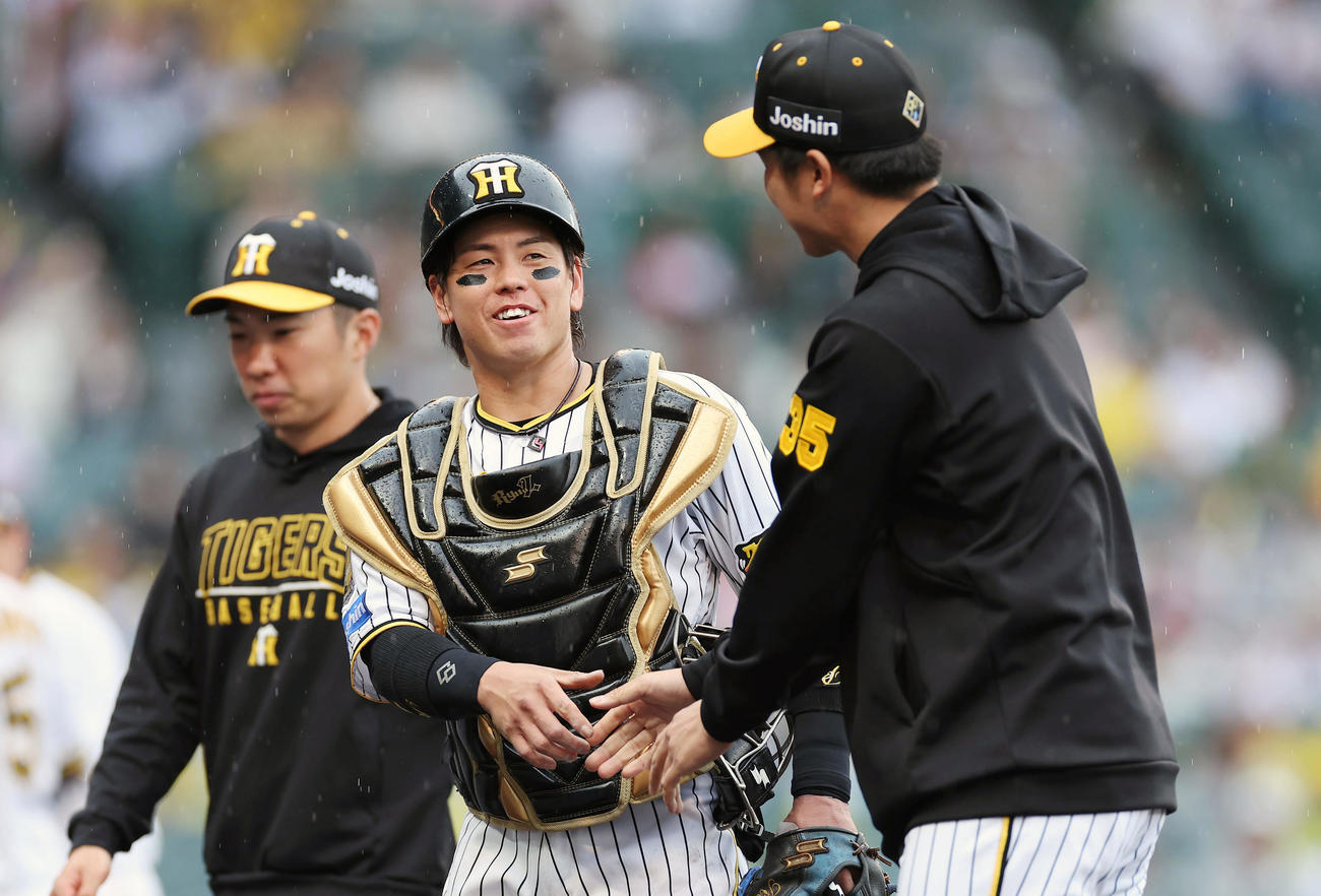 阪神対ヤクルト　ヤクルトに勝利し、阪神才木（右）と握手を交わす梅野（中央）（撮影・前田充）