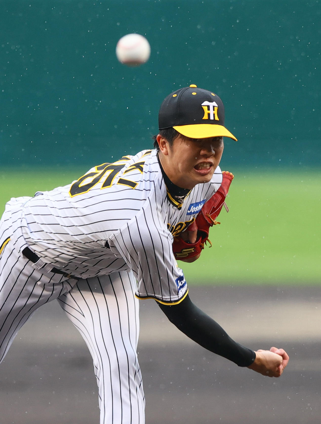 阪神対ヤクルト　雨のなか力投する阪神先発の才木（撮影・上山淳一）
