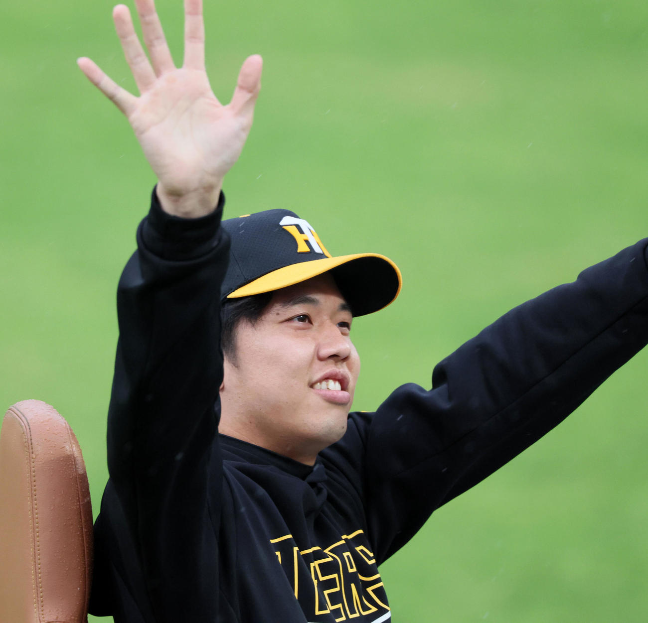 阪神対ヤクルト　ヒーローインタビューを終えリリーフカーで場内1周する才木（撮影・加藤哉）