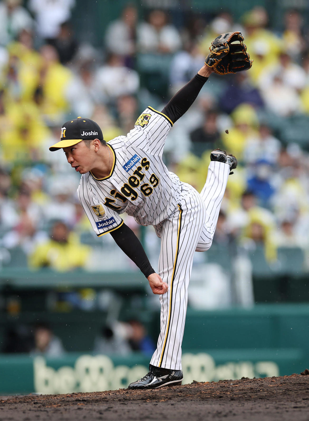 阪神対ヤクルト　力投する阪神2番手の石井（撮影・前田充）