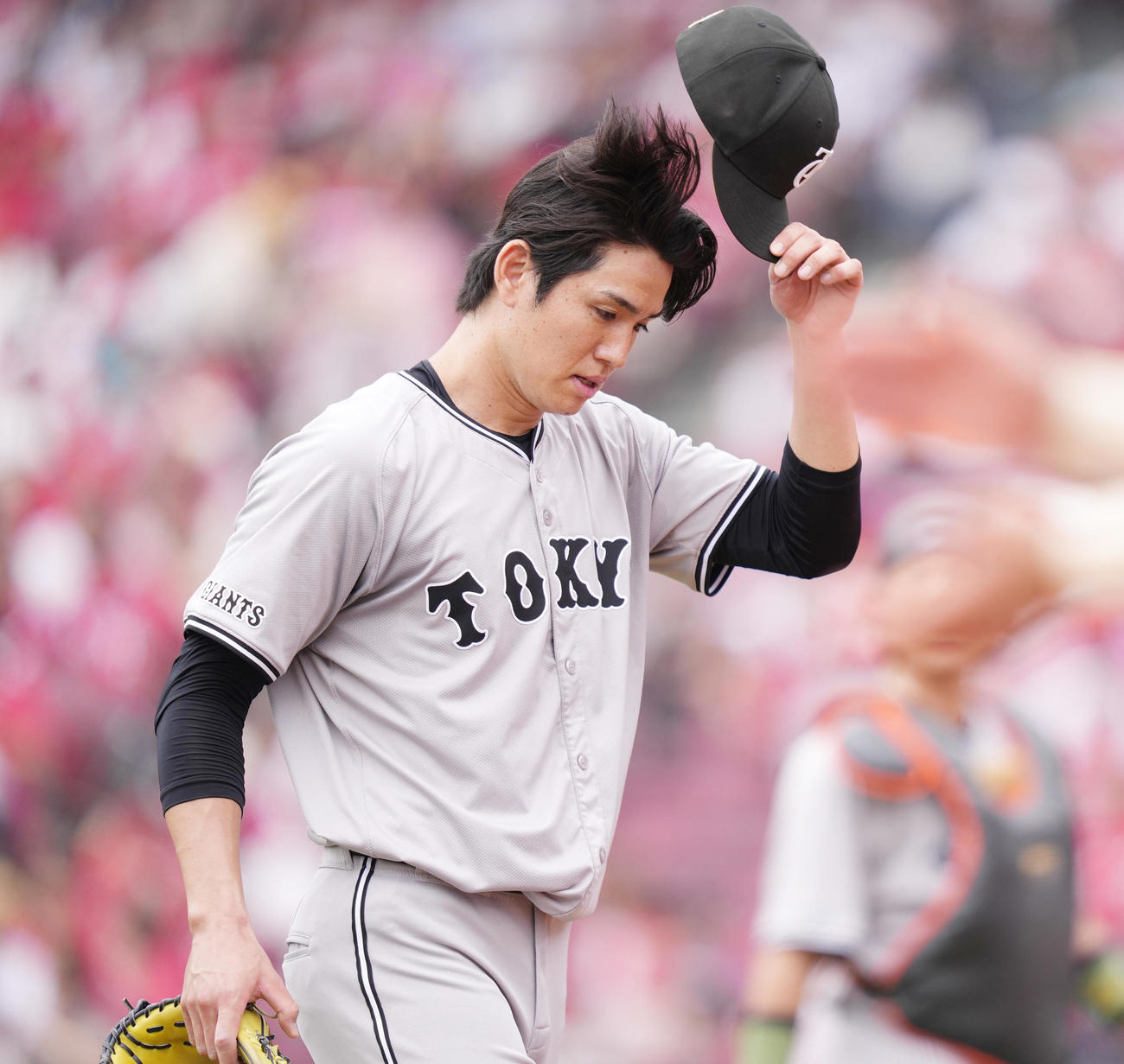 広島対巨人　1回裏に4点を失い、浮かない表情でベンチへ戻る巨人高橋礼（撮影・鈴木みどり）