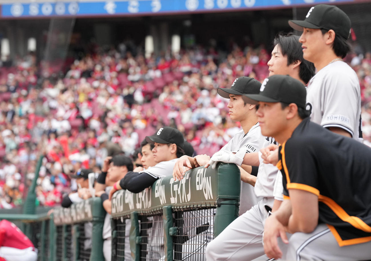 広島対巨人　広島に敗れ、ぼうぜんとする高橋礼（右から4人目）ら巨人ナイン（撮影・鈴木みどり）