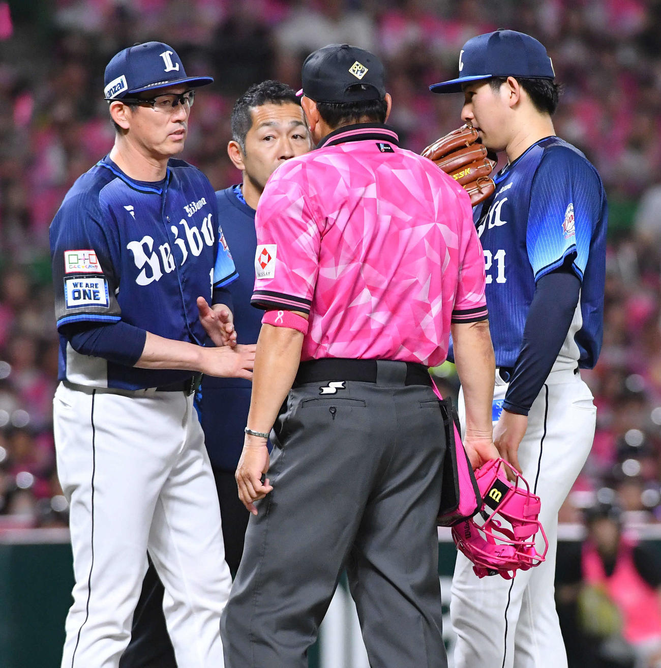 9回裏ソフトバンク無死一塁、マウンドで武内（右）と話し合い、主審に手でばつマークを見せる豊田コーチ（撮影・岩下翔太）