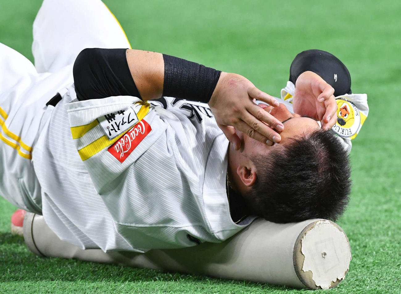 19日の試合で死球を受けた山川の左手（撮影・岩下翔太）