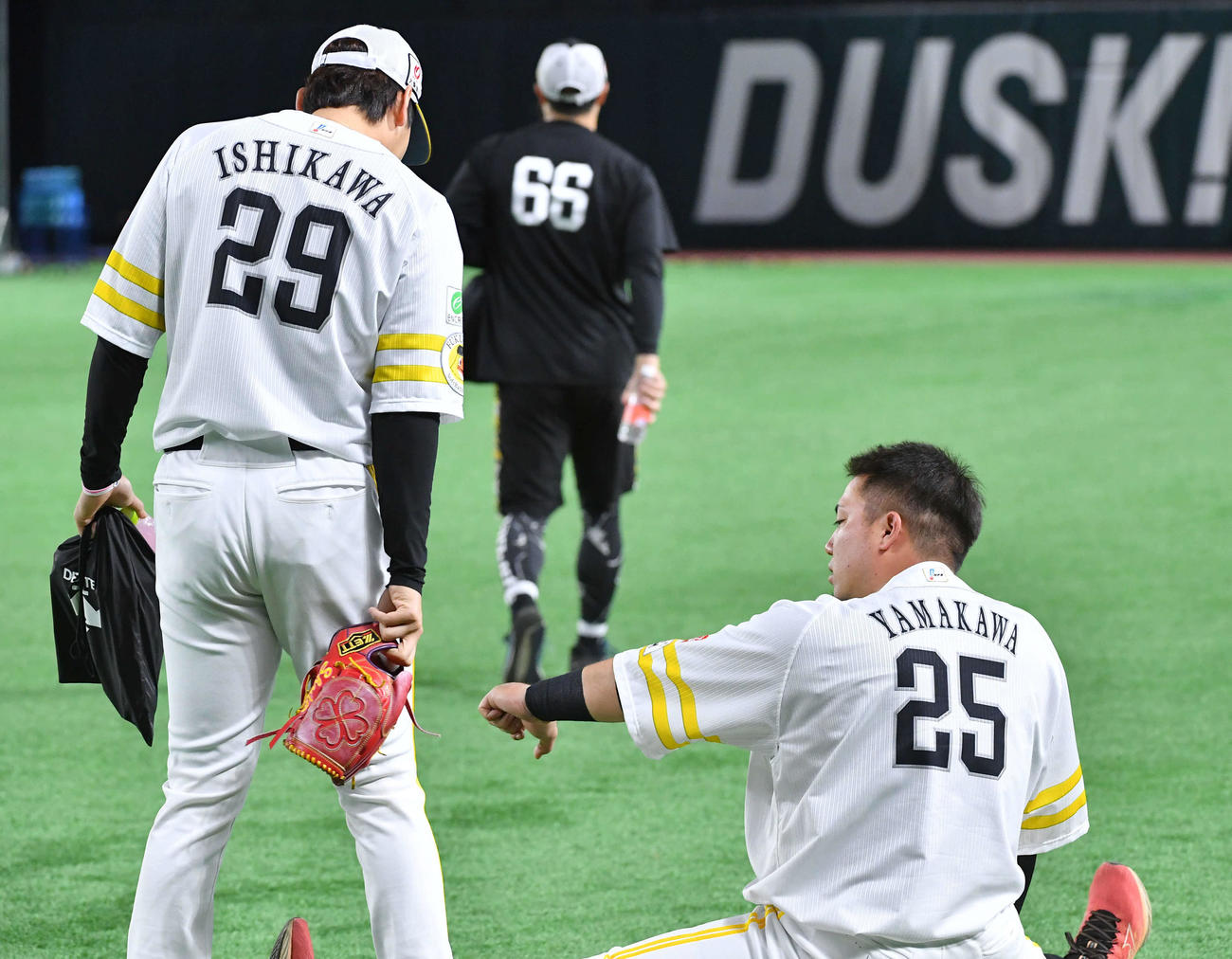 19日の試合で死球を受けた山川（右）の左手を心配そうに見る石川（撮影・岩下翔太）