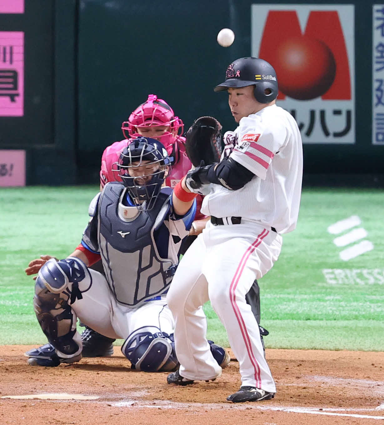 ソフトバンク対西武　9回裏ソフトバンク1死二塁、山川は左手甲に死球を受ける（撮影・梅根麻紀）