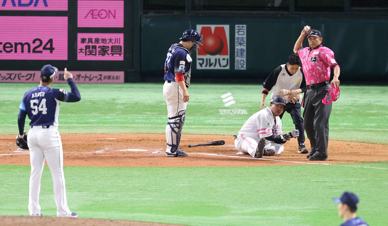 ソフトバンク対西武　9回裏ソフトバンク1死二塁、山川は左手甲に死球を受ける（撮影・梅根麻紀）