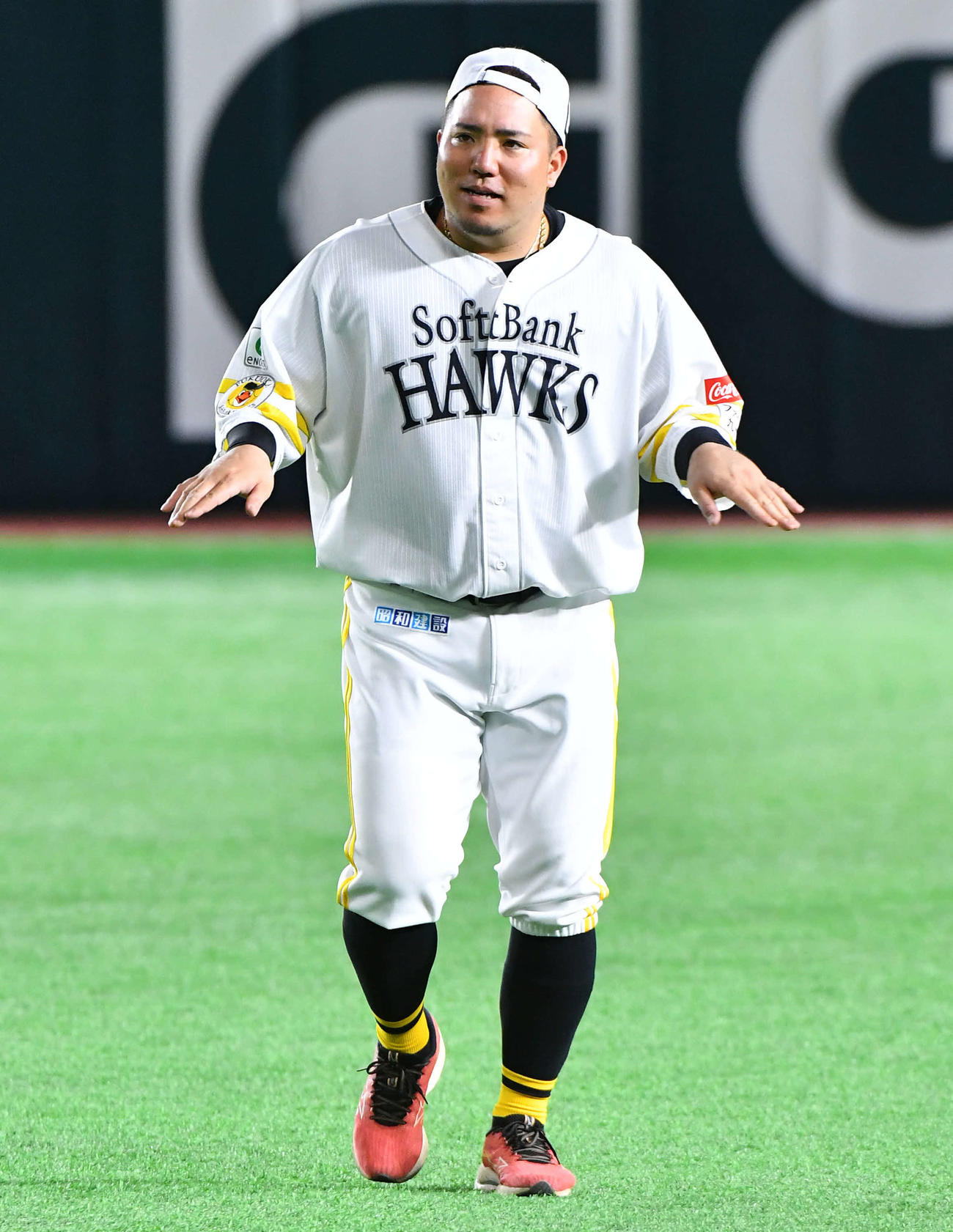 19日の試合で左手に死球を受けた山川は、状態を聞かれてセーフのポーズを見せる（撮影・岩下翔太）