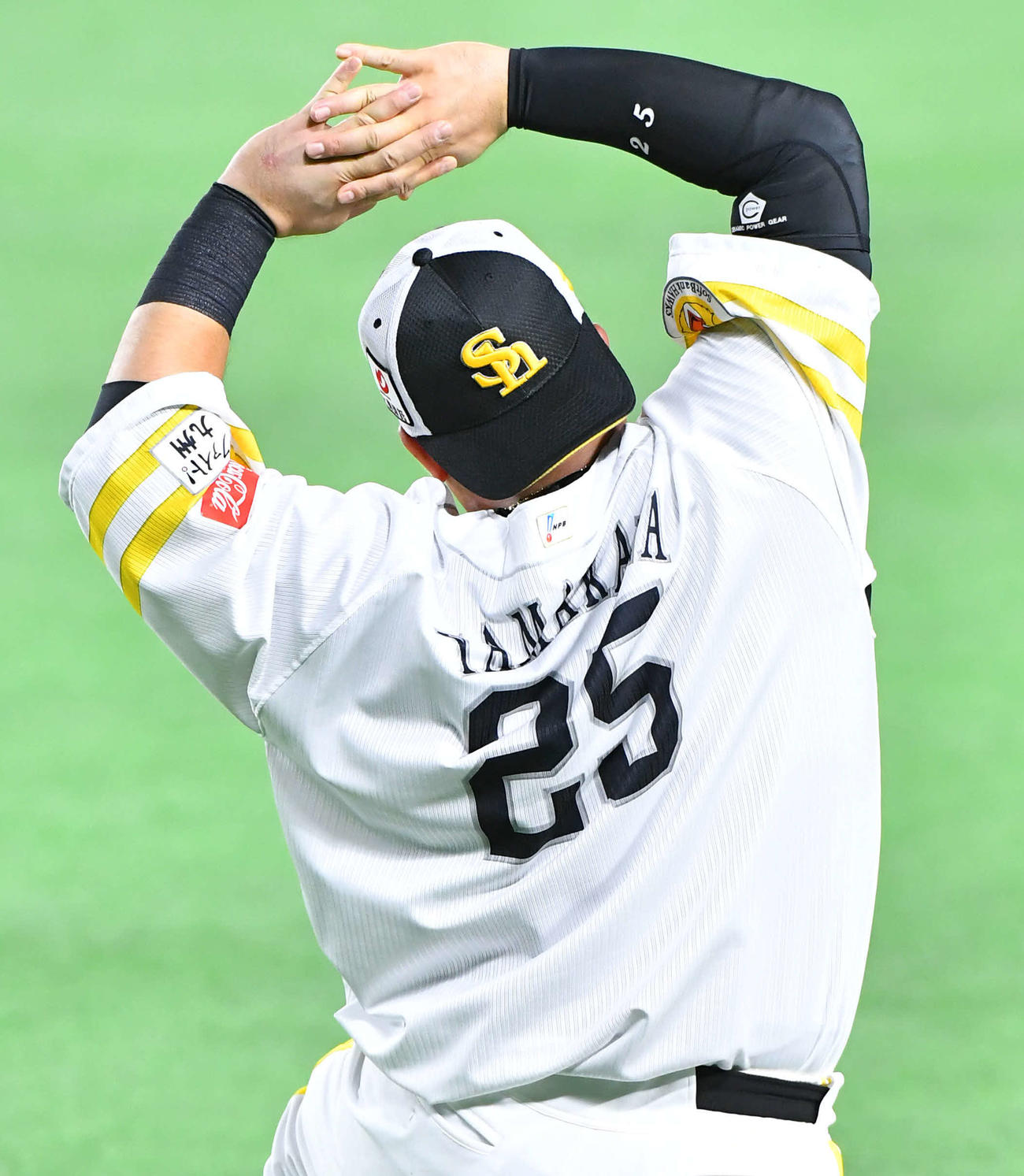 19日の試合で死球を受けた山川の左手（撮影・岩下翔太）
